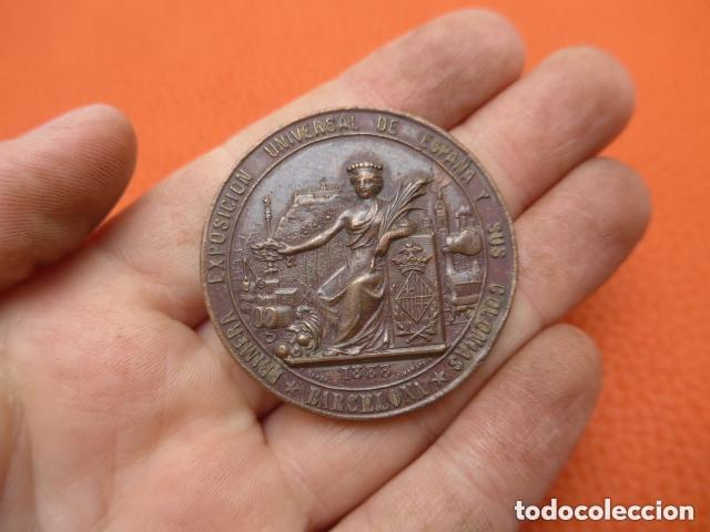 Military Antiques: Antigua medalla de mano de la exposicion de Barcelona de 1888, original.