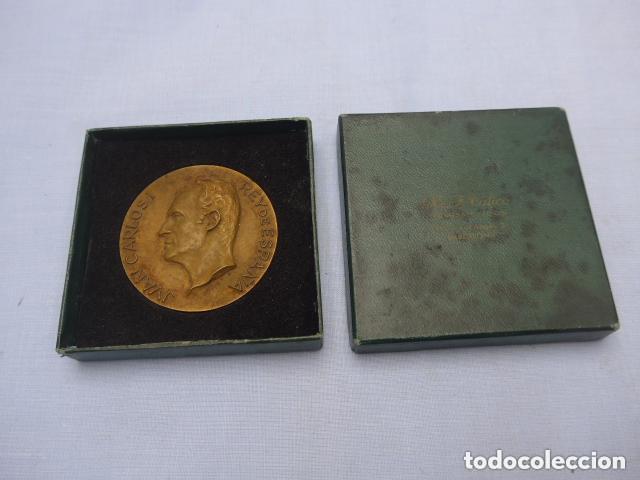 Militaria: Antigua medalla de la proclamacion rey Juan Carlos I, 1975, con su caja.