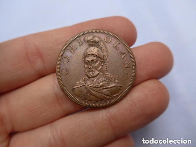Militaria: Antigua medalla suiza de Coriolano (militar romano del siglo V aC), s&uacute;plica de Vetr&uacute;ria.