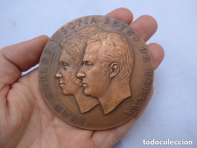 Militaria: Antigua medalla de rey Juan Carlos I y Sofia, 1975.