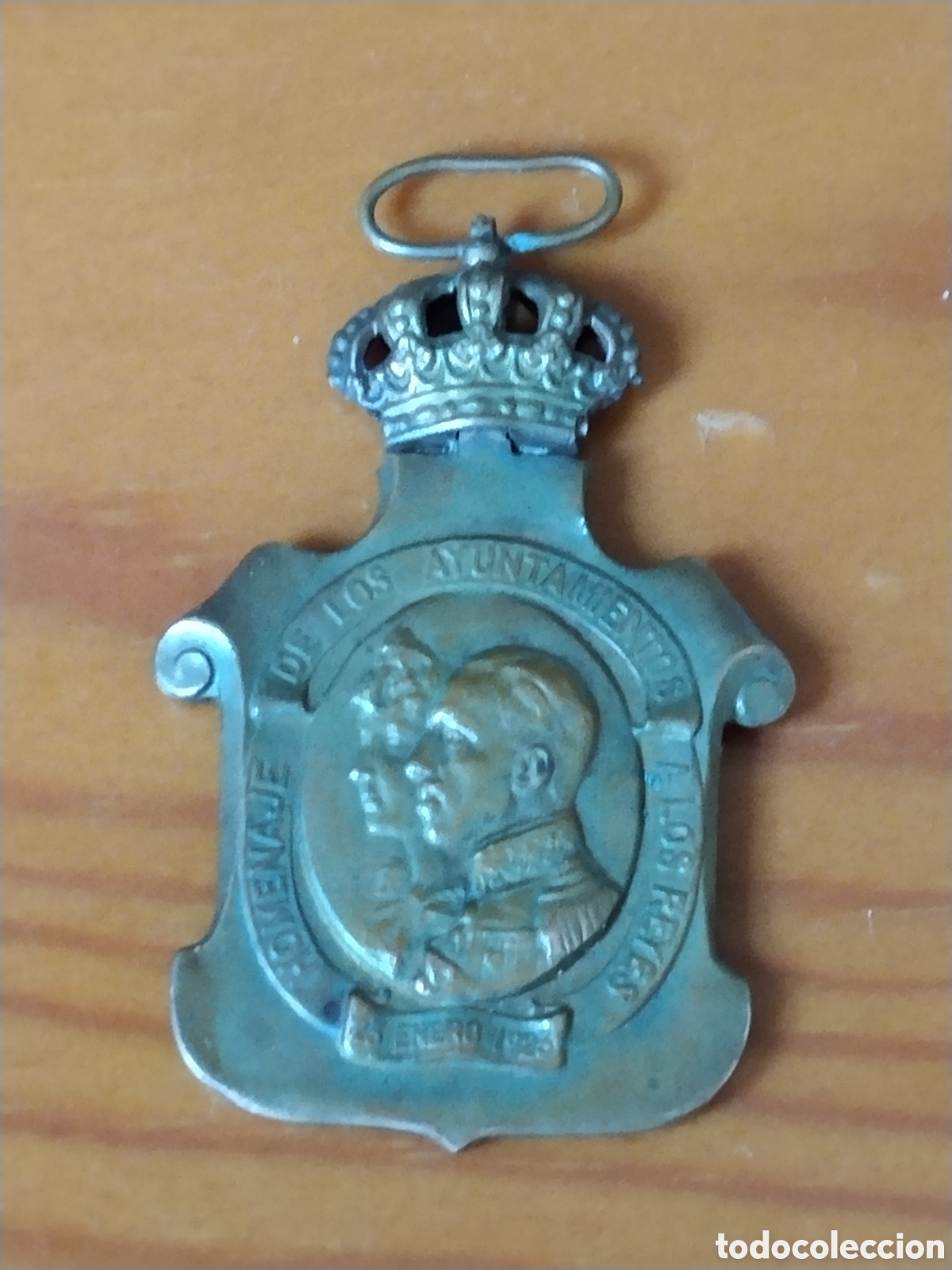 Militaria: Medalla militar Alfonso XIII homenaje a los ayuntamientos.miguel primo de rivera.alfonsino.dictablan
