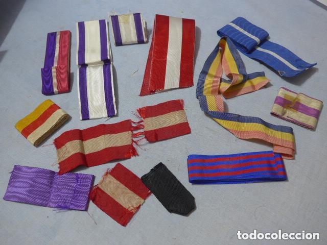 Militaria: Gran lote de antiguas cintas de medalla variada, originales.