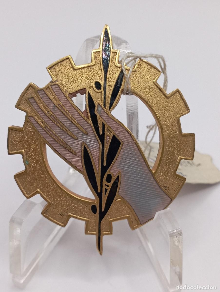 Military Antiques: Rara medalla Asistencia Social, Servicios Sociales. Villanueva y Laiseca