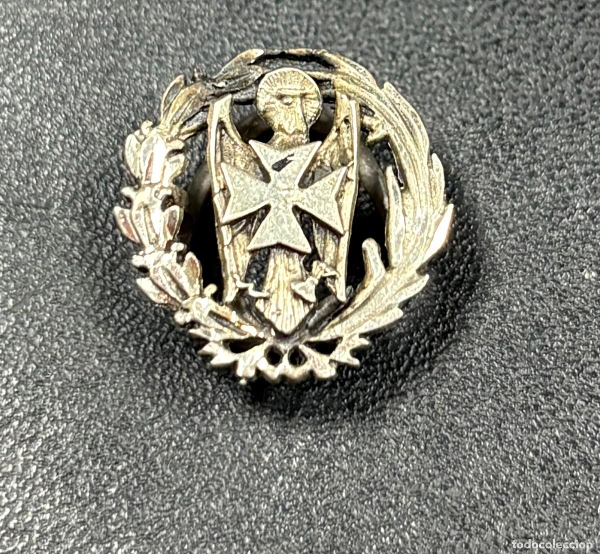 Militaria: Insignia de solapa del colegio de Enfermer&iacute;a de &eacute;poca de Franco en plata