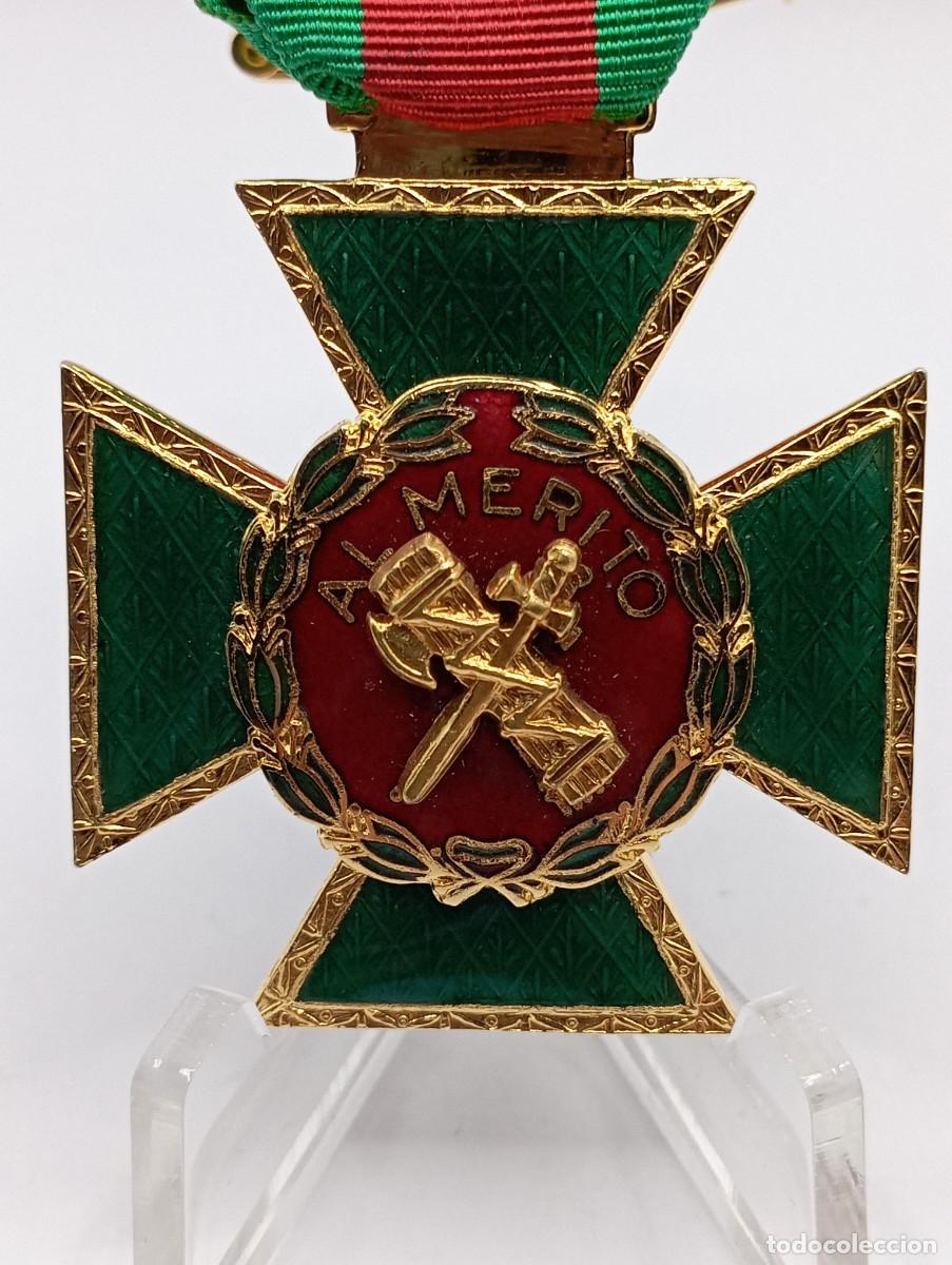 Militaria: Cruz al M&eacute;rito de la Guardia Civil con distintivo rojo.