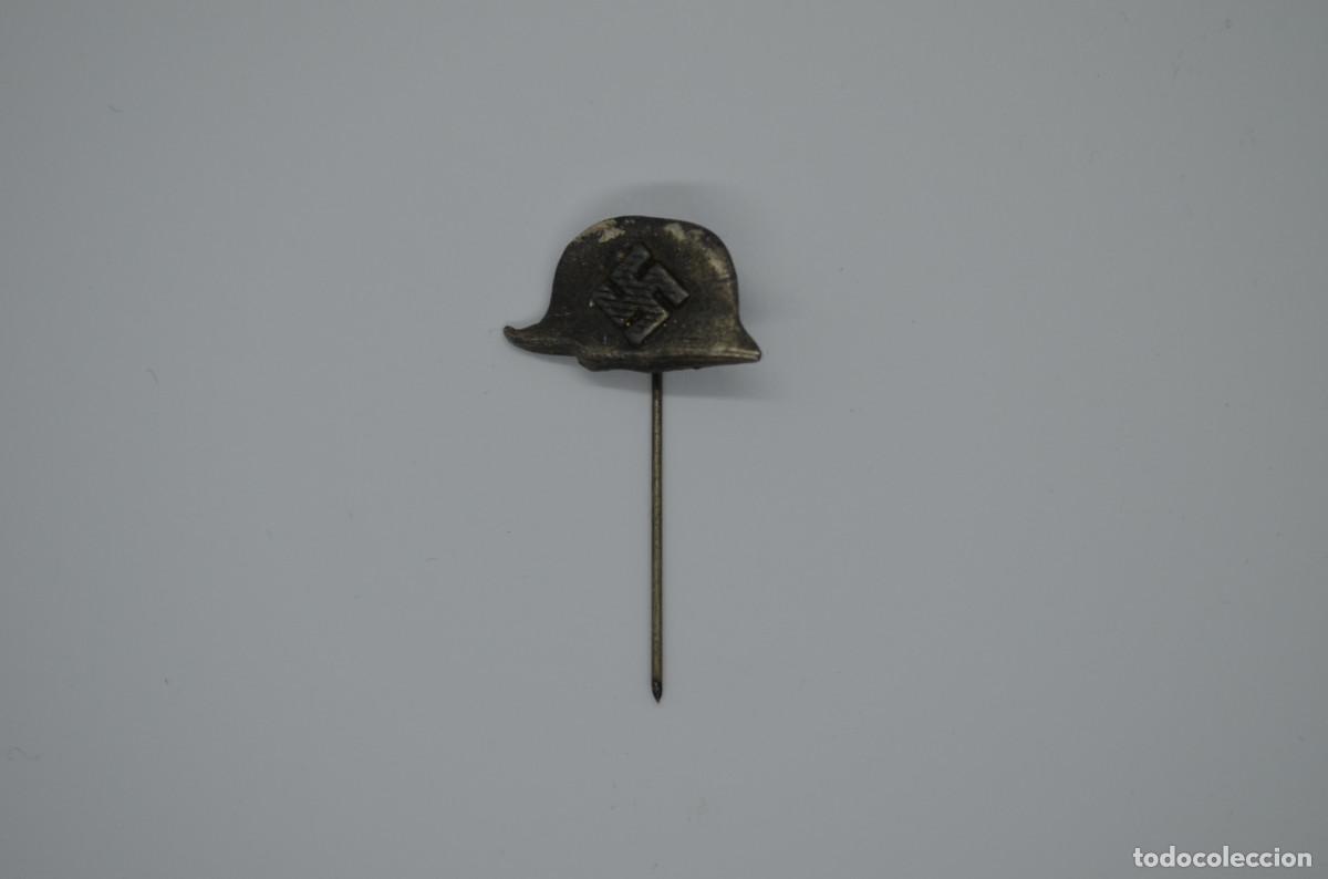 Militaria: WWII THE GERMAN MINIATURE STAHLHELM