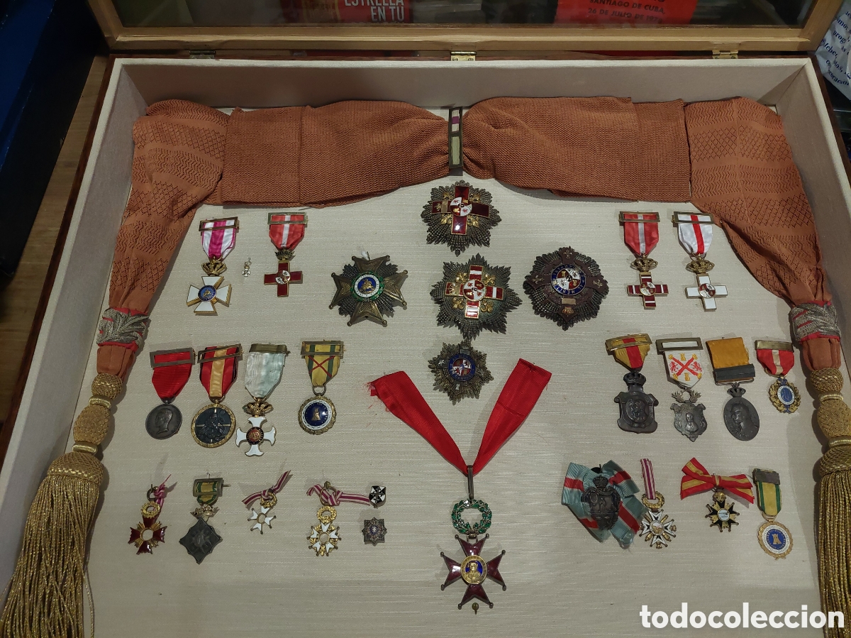 Militaria: GRAN LOTE CONDECORACIONES MILITARES ESPA&Ntilde;OLA EN VITRINA Y FOTOS &Eacute;POCA XIX/XX