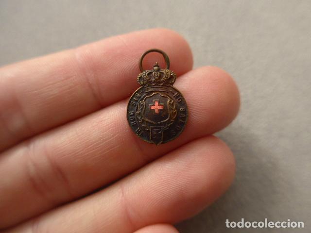 Militaria: Antigua medalla alfonsina en miniatura original de la Cruz Roja de Alfonso XIII.