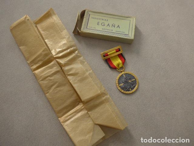Militaria: Antigua medalla de la Campa&ntilde;a de guerra civil en su sobre y caja original.