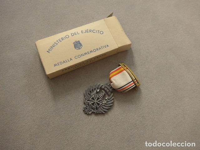 Militaria: Antigua medalla ORIGINAL de la Division Azul en su caja de origen. Modelo Diez y compa&ntilde;ia.