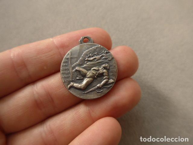 Militaria: Antigua medalla carlista original del HEROE ANONIMO, guerra civil. Dios, patria, Rey.