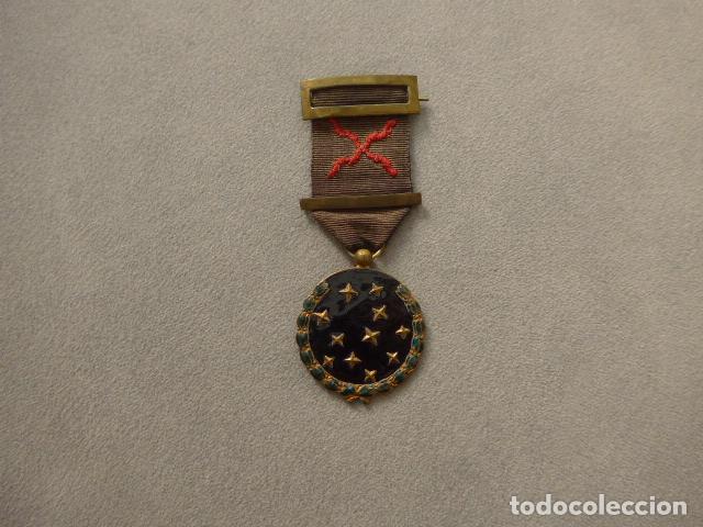 Militaria: Antigua medalla de la Vieja Guardia de Falange para viudas, original. Guerra Civil.