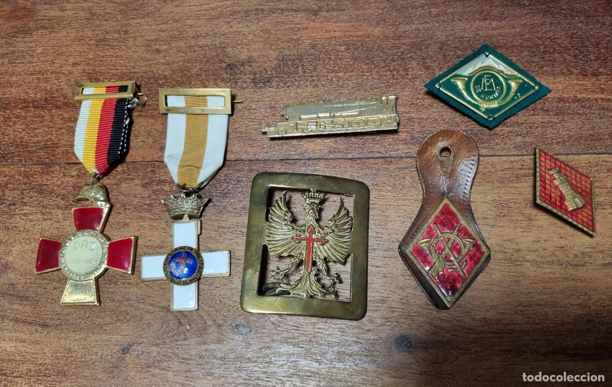 Militaria: Lote diversas medallas e insignias militares