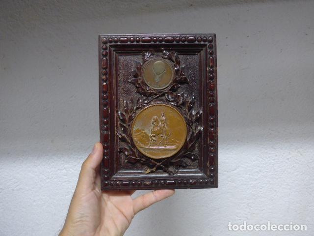 Militaria: Antiguo plafon expositor de madera tallada de Castells con 2 medallas Ejercito del Norte 1878 y 1889
