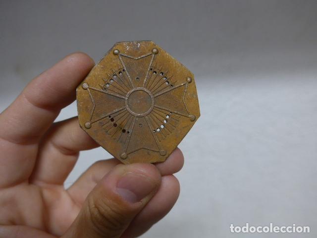 Militaria: Antiguo resto de medalla de la Orden de Isabel la catolica, original, de castells.
