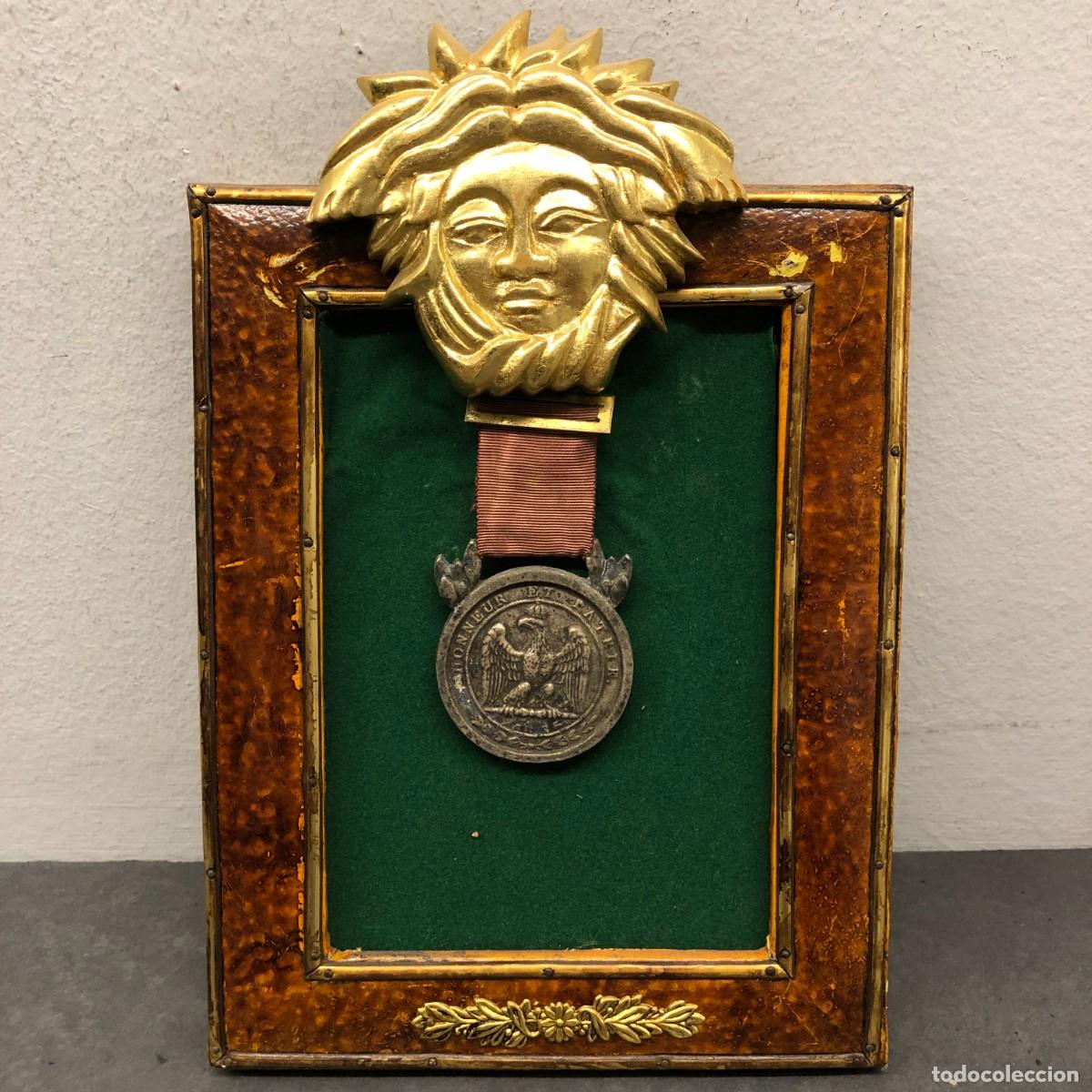 Militaria: ANTIGUA MEDALLA &rdquo;HONNEUR ET PATRIE&rdquo; - 5,5 CM - MARCO: 23 X 18 CM / 1718