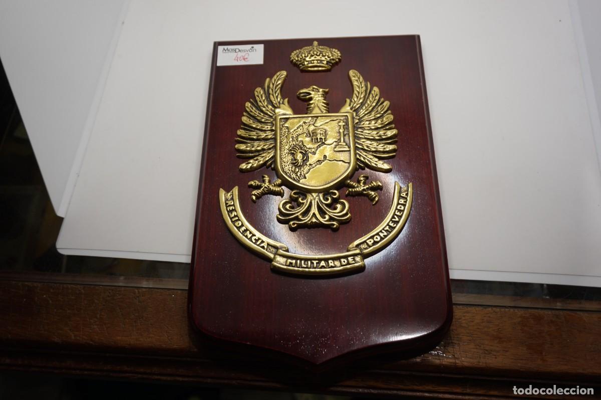 Militaria: METOPA MILITAR - RESIDENCIA MILITAR DE PONTEVEDRA - 27 X 17 CM -. BRONCE Y MADERA