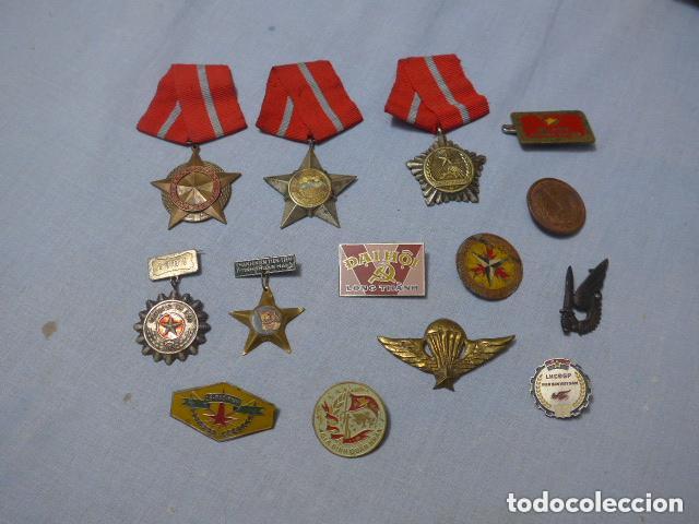 Militaria: Lote de antiguas medallas y emblemas de la guerra de vietnam y una de Laos, insignias variedad.