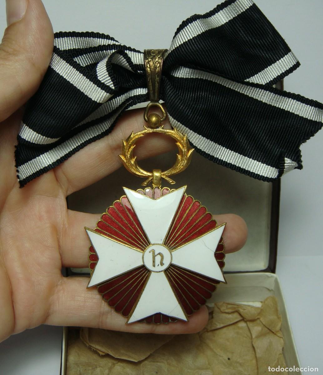 Militaria: Insignia de Dama de la Orden Hospitalaria de San Juan de Dios &middot; Metal dorado y esmaltes