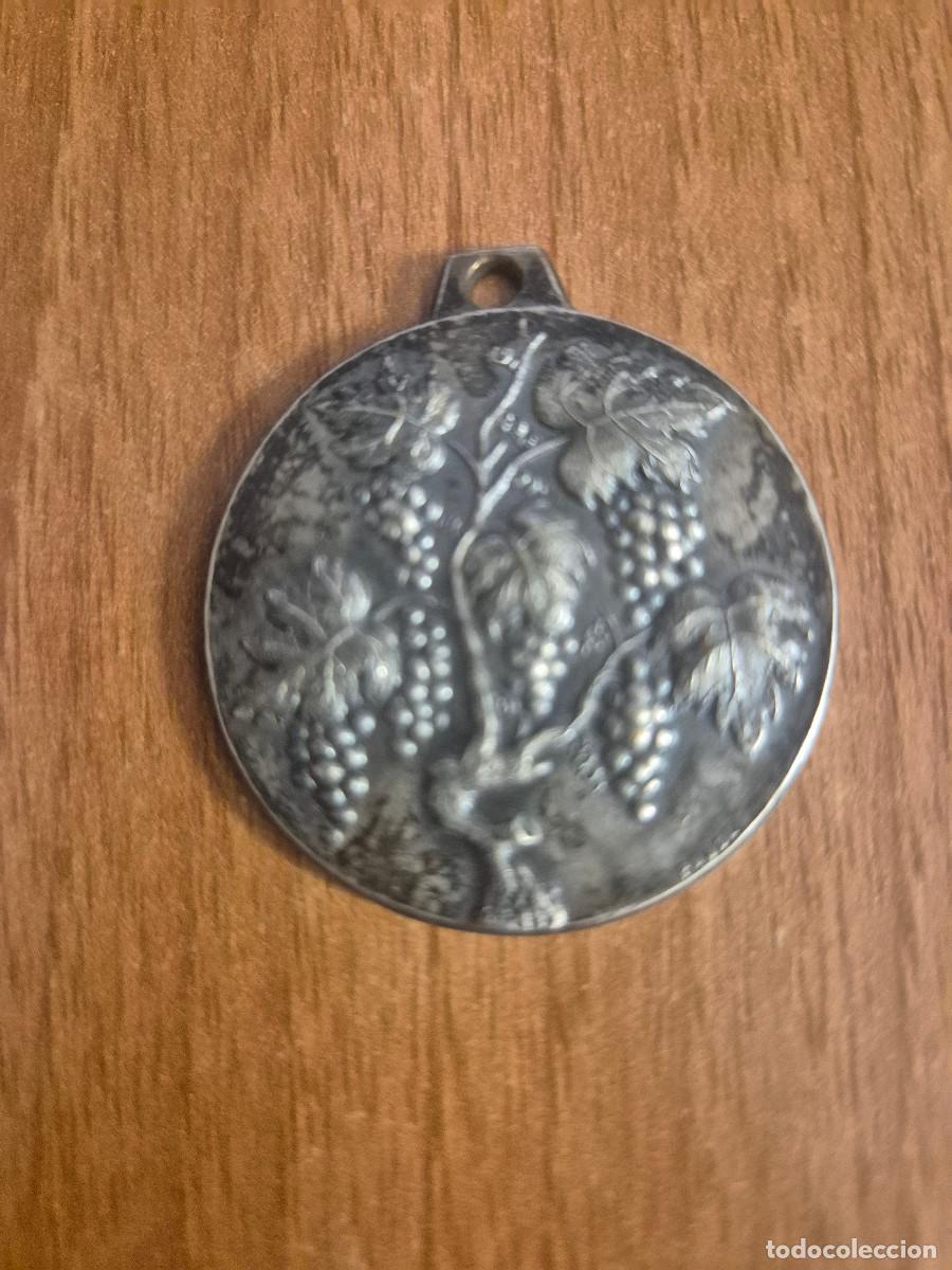 Militaria: ANTIGUA MEDALLA RACIMOS DE UVA FIRMA PUJOL.
