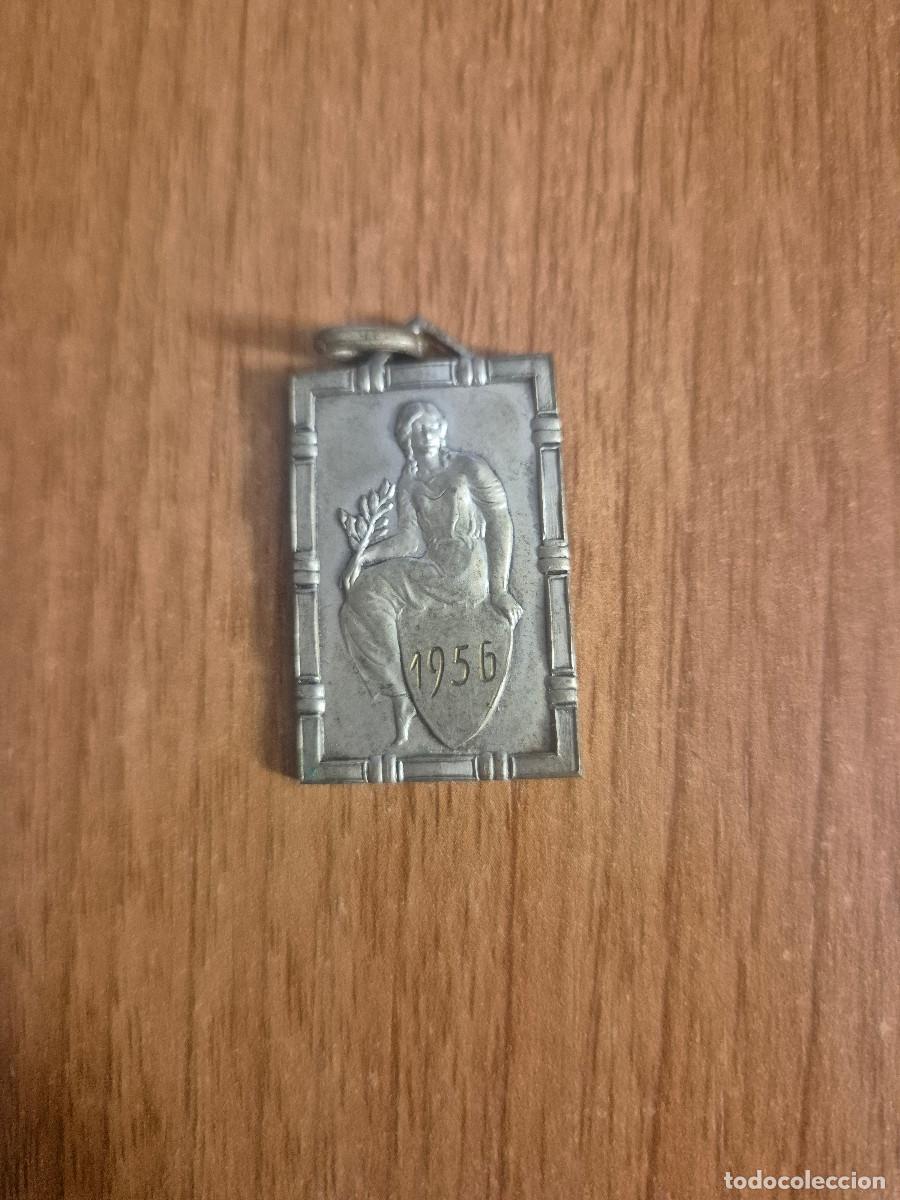 Militaria: ANTIGUA MEDALLA FIGURA FEMENINA SENTADA A UN ESCUDOCON EL A&Ntilde;O 1956 REVERSO S.C.M. ALMAZAN 392 K PREM