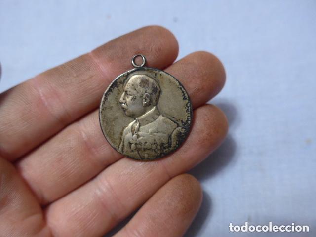 Militaria: Antigua medalla carlista de Don Jaime, original.