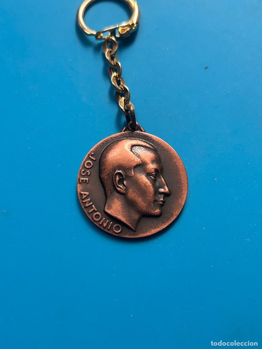 Militaria: Antiguo llaver Jos&eacute; Antonio