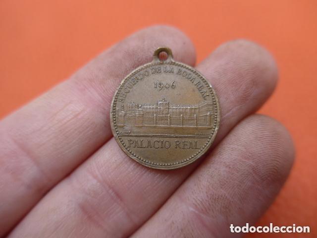 Militaria: Antigua medalla de 1906 de boda real de Alfonso XIII y Victoria Eugenia, original.