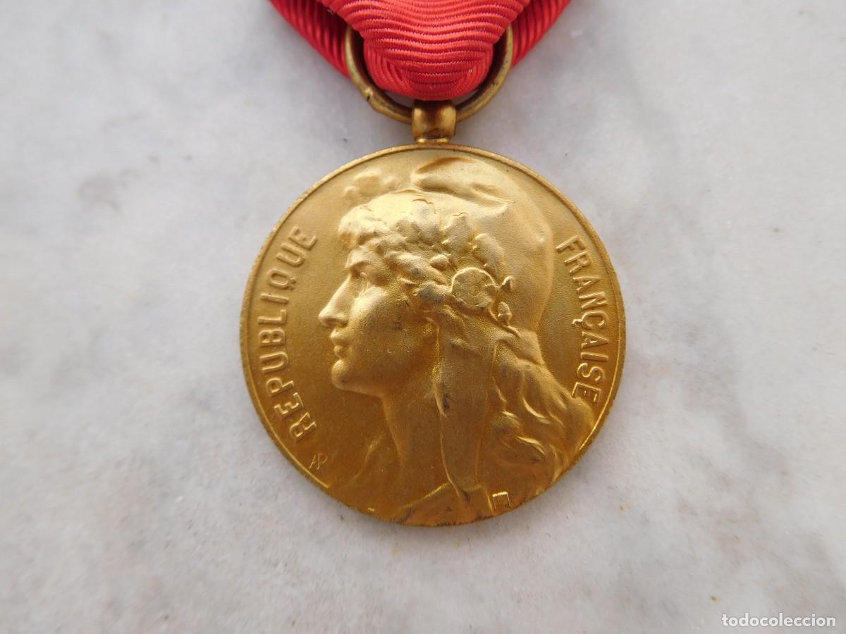 Militaria: Francia. Medalla de comercio trabajo e industria 1949