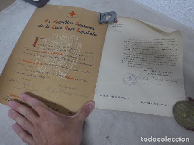 Militaria: Lote de 2 antigua concesion diploma de Cruz Roja de Hospitalet, medalla plata y banderita bronce