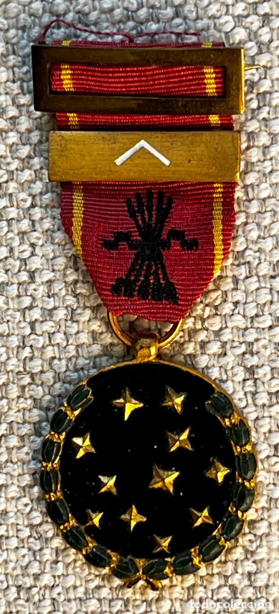 Militaria: Medalla de la Vieja Guardia de Falange 1936. Con el pasador del &Aacute;ngulo de Combatiente en Primera L&iacute;n