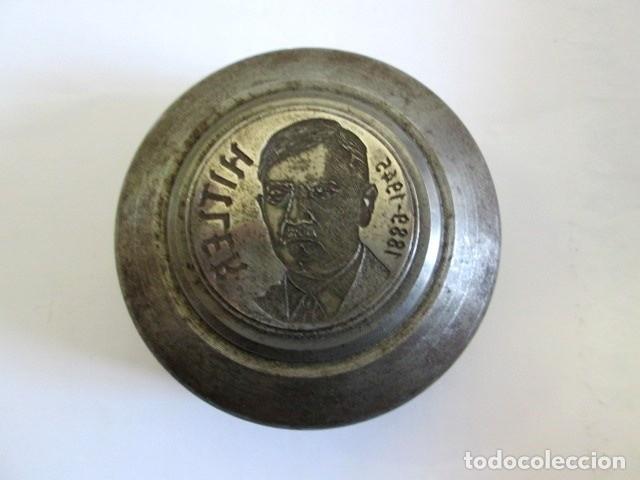 Militaria: Stampo da pressa in acciaio con volto di Hitler Questa matrice &egrave; originale