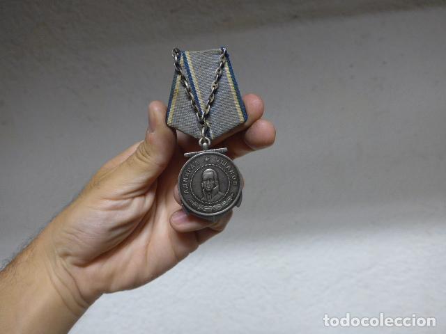 Militaria: Antigua medalla rusa original de Ushakov, II Guerra Mundial, numerada 1017, URSS comunista.
