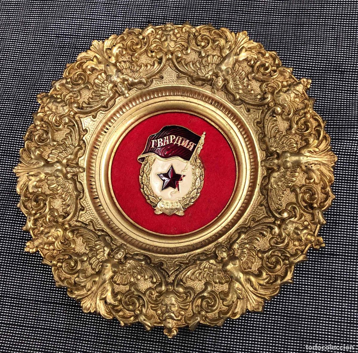Militaria: INSIGNIA SOVIETICA GUARDIA DE LA URSS EN MARCO ORNAMENTAL DORADO. MARCO DE EPOCA