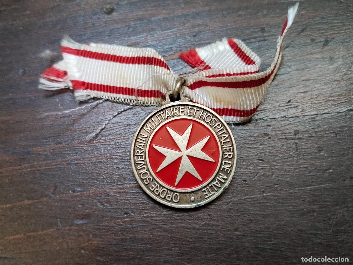 Militaria: Medalla insignia Orden Militar Hospitalaria de Malta. Jornada Mundial 1990.
