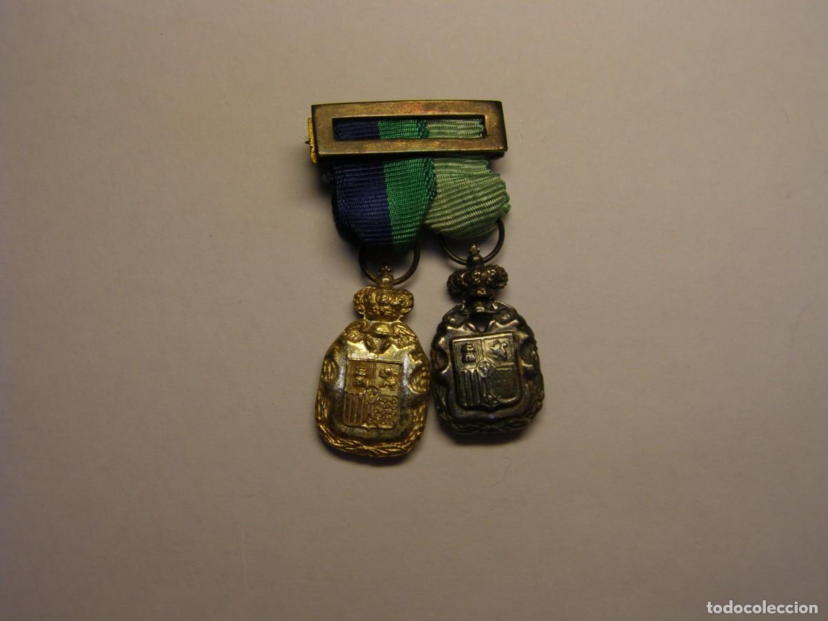 Militaria: Pasador con 2 medallas de profesor y p&eacute;rito mercantil, plata y plata dorada, Alfonso XIII.