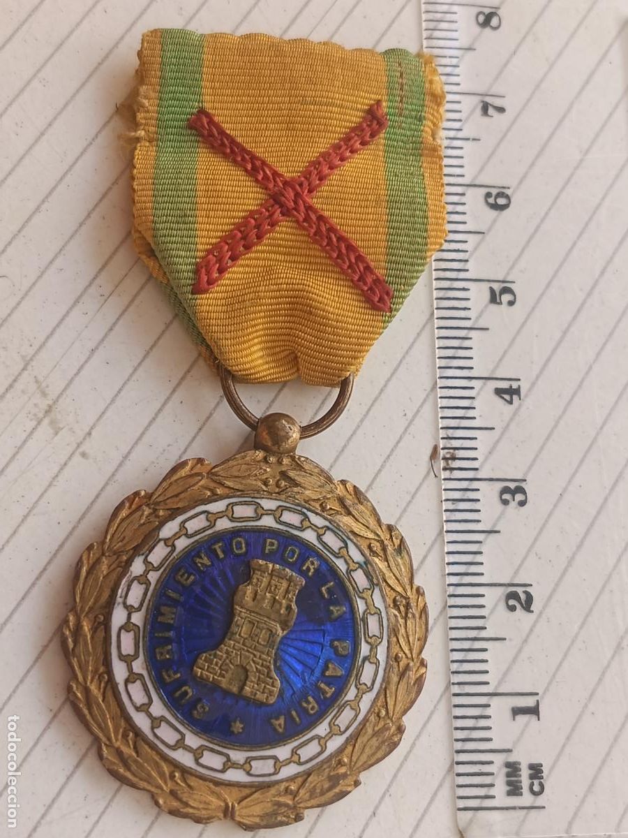Militaria: GUERRA CIVIL / MEDALLA SUFRIMIENTO POR LA PATRIA, HERIDO DE GUERRA, CON ASPA ROJA