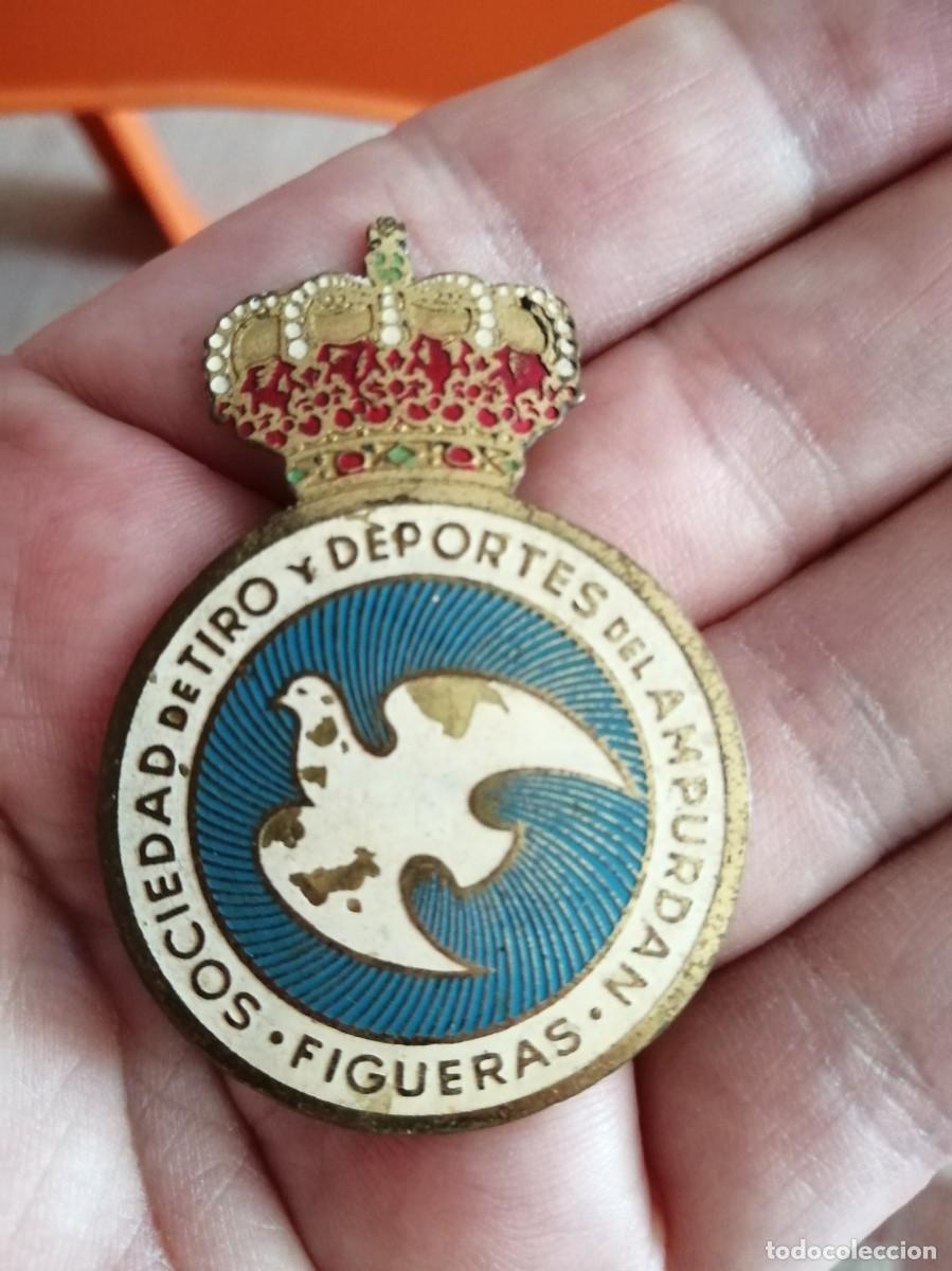 Militaria: DECADA 1940 CHAPA ESMALTADA ALFILER MEDALLA REAL SOCIEDAD DE TIRO Y DEPORTES DEL AMPURDAN FIGUERAS
