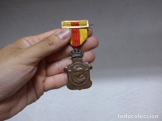 Militaria: Antigua medalla de Alfonso XIII de Homenaje a los Reyes, 1925, original.
