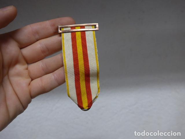Militaria: Antigua cinta original de medalla al merito militar individual con su prendedor.