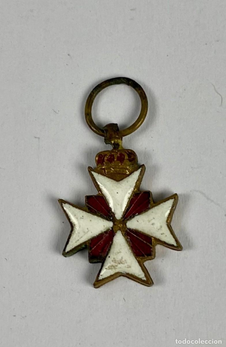 Militaria: Miniatura de condecoraci&oacute;n en metal sobredorado y esmalte Cruz blanca y roja CASTELLS 3