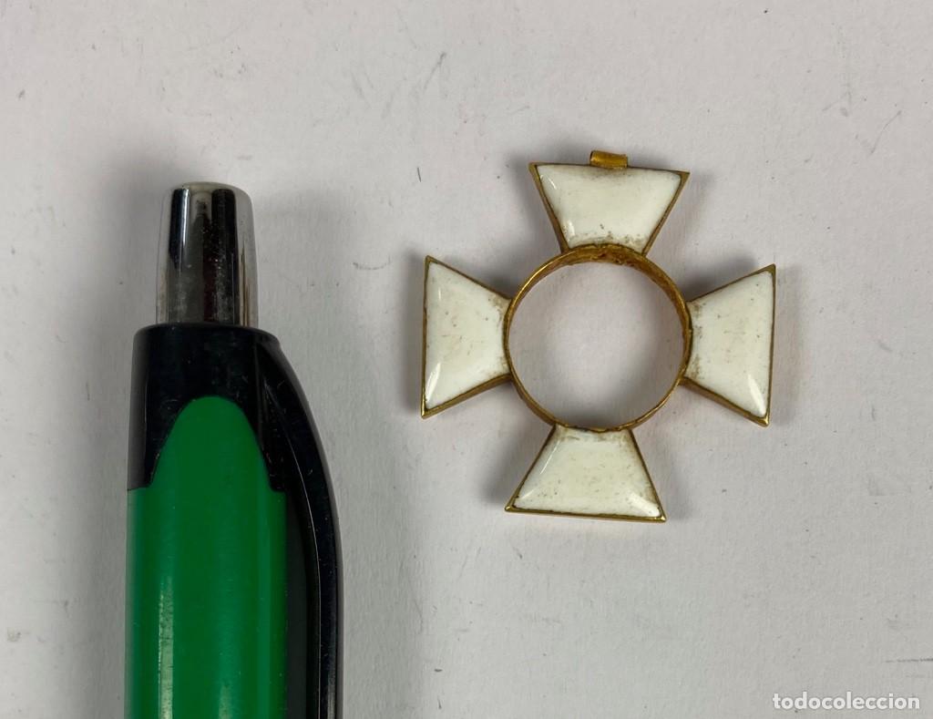 Militaria: Componente de condecoraci&oacute;n CRUZ ESMALTE BLANCO Castells 11