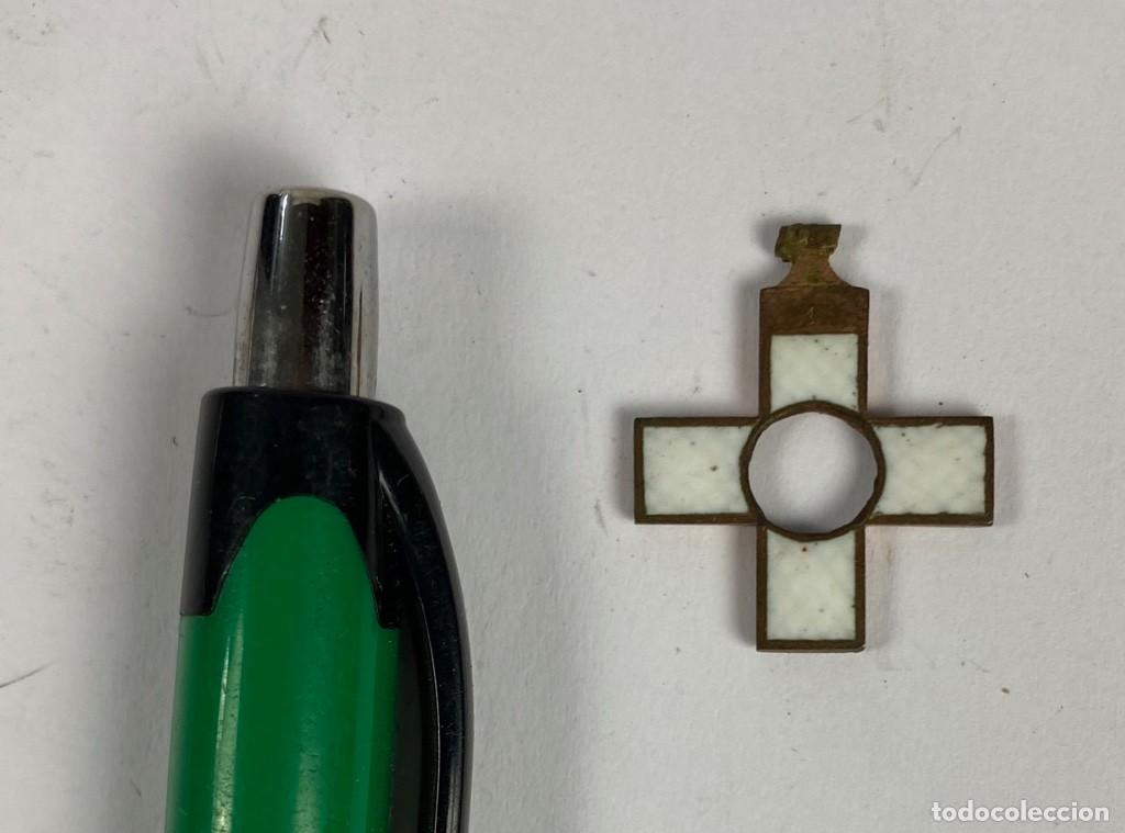 Militaria: Componente de condecoraci&oacute;n CRUZ ESMALTE BLANCO Castells 13
