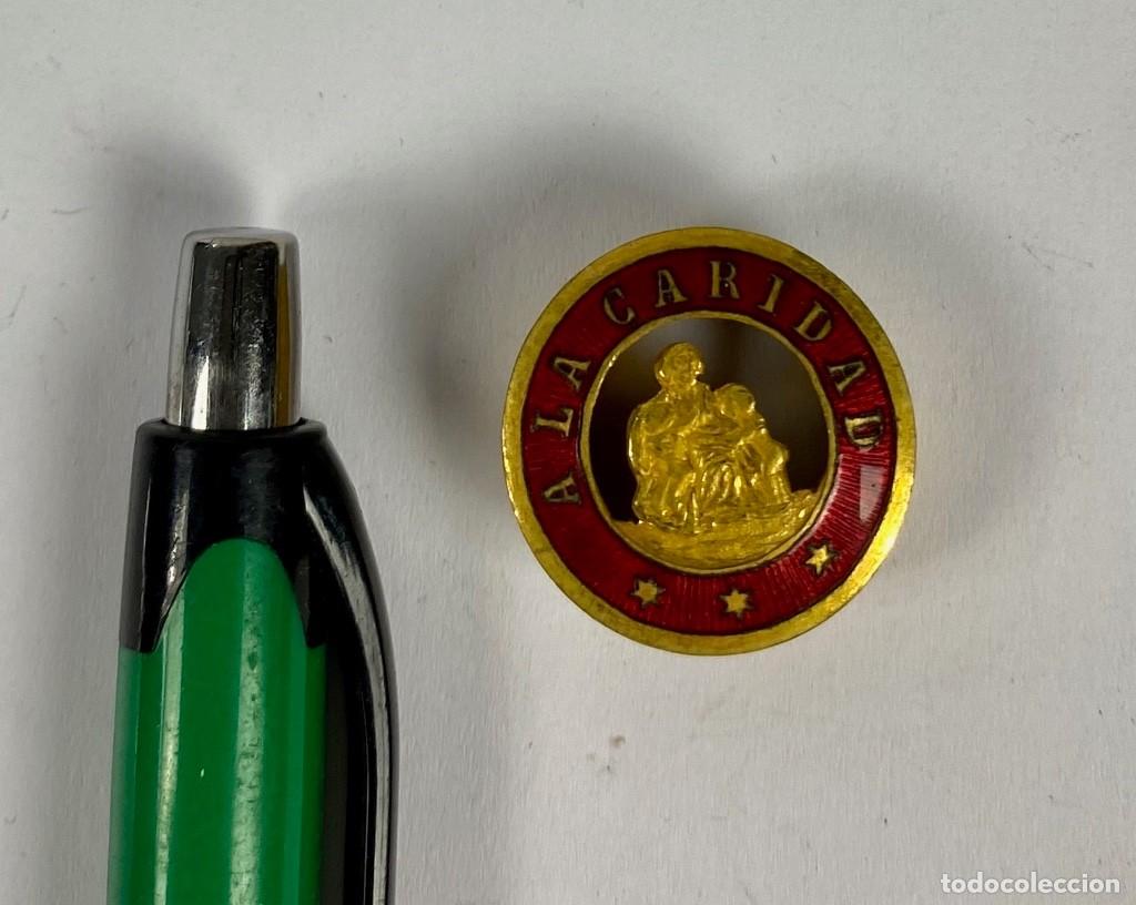 Militaria: Componente de condecoraci&oacute;n CENTRO SOBREDORADO y esmaltado A LA CARIDAD Castells 28