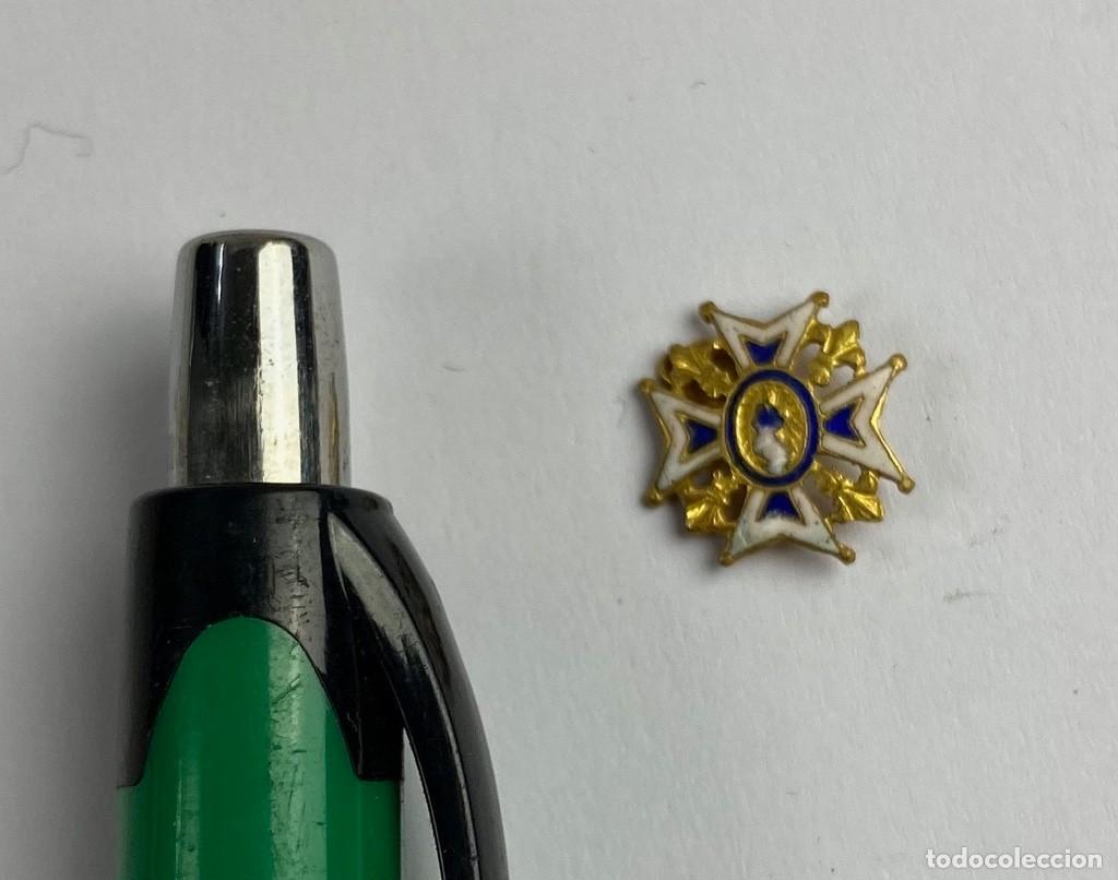 Militaria: Componente de condecoraci&oacute;n centro en metal sobredorado y esmaltado CARLOS III Castells 56