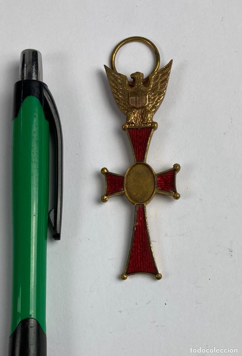 Militaria: Componente de condecoraci&oacute;n en metal sobredorado y esmaltado USA Castells 66