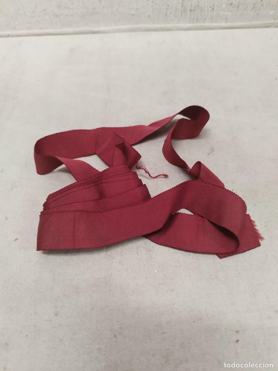 Militaria: cuatro metro de cinta roja para medallas. A identificar.