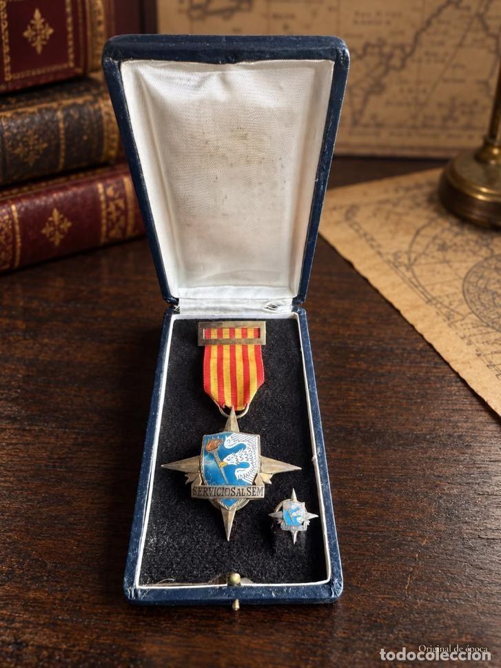 Militaria: (MI-260907)MEDALLA E INSIGNIA de PLATA &eacute;poca franquista Servicio Espa&ntilde;ol del Magisterio(SEM)