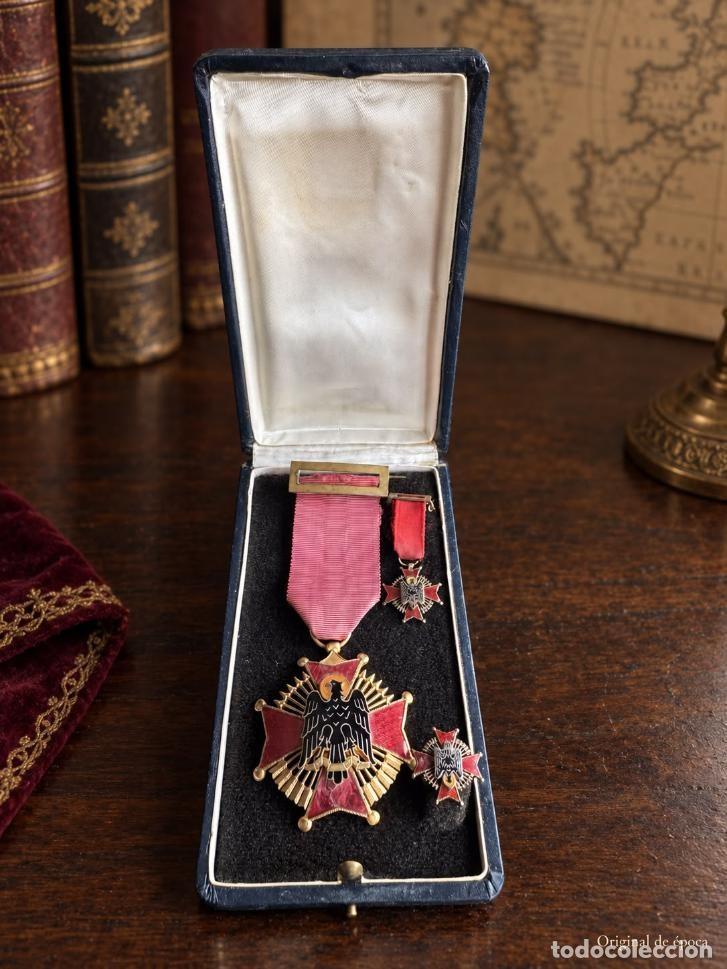 Militaria: (MI-260908)Cruz de Caballero de la Orden de Cisneros con miniaturas y estuche &ndash; &eacute;poca de Franco