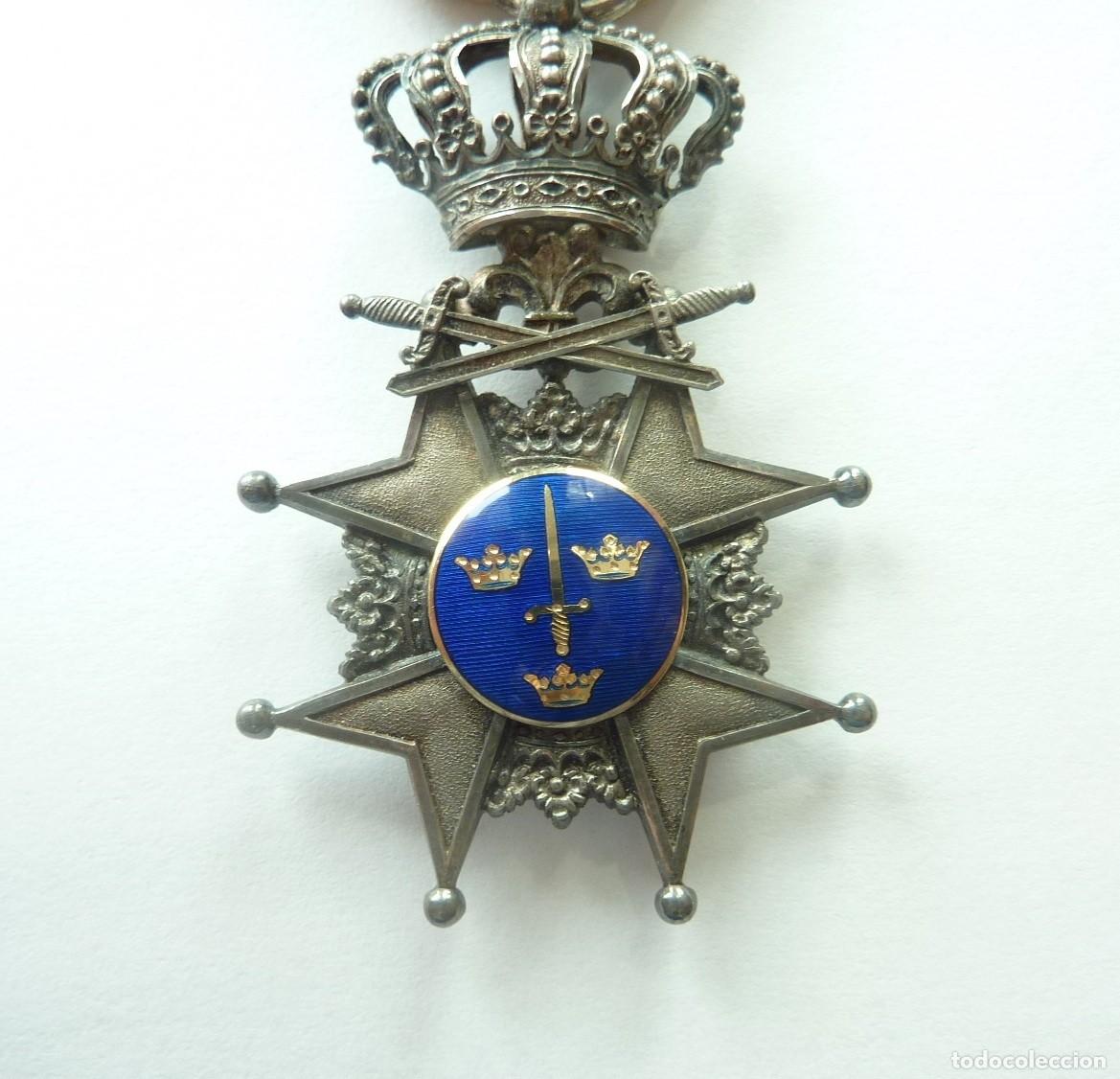 Militaria: Suecia: Antigua medalla de la Orden sueca de la espada, con espadas. Fabricada en plata.